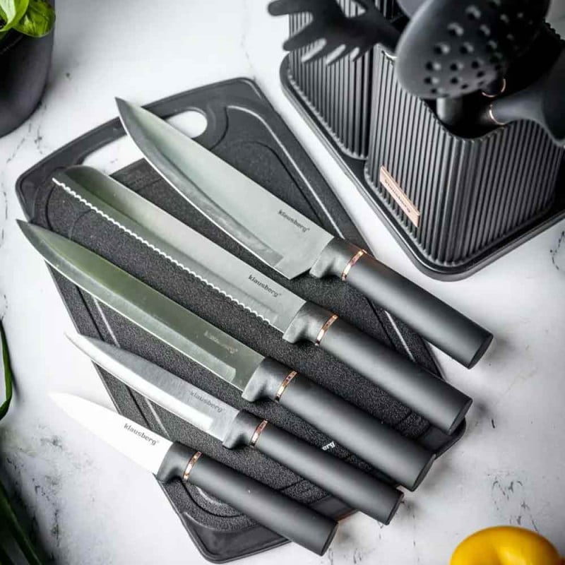 Zestaw noży i przyborów kuchennych w stojaku z deską do krojenia Klausberg KB 7835