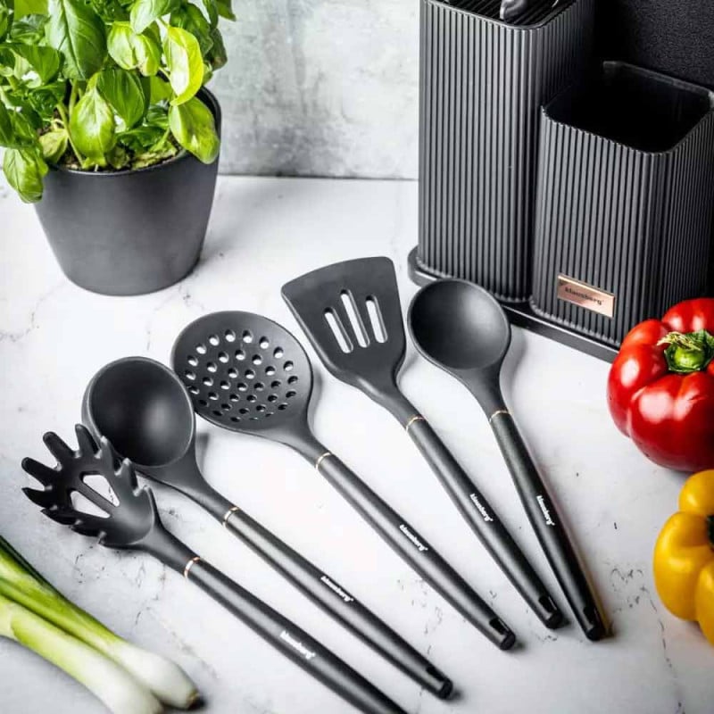 Zestaw noży i przyborów kuchennych w stojaku z deską do krojenia Klausberg KB 7835